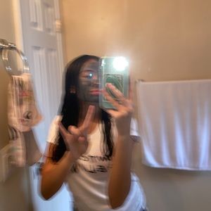 Meet your Posher, Idania